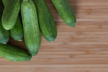Minisalatgurken auf Bambusholzplatte