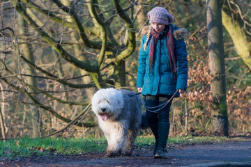 teenager läuft mit hund am waldrand