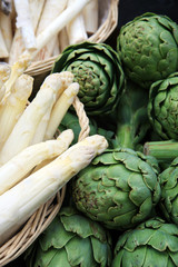 Obraz premium Asparagus and artichokes