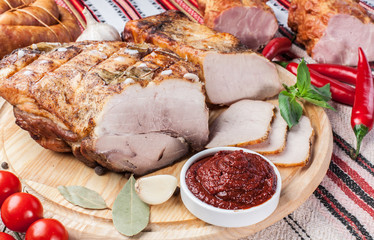 Baked ham with fresh vegetables and sauce.