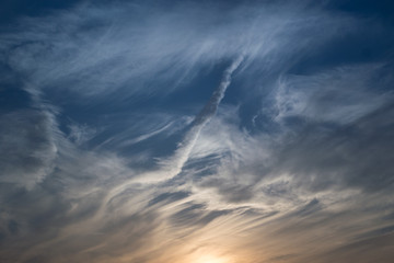Fototapeta premium zachód słońca na wieczornym niebie