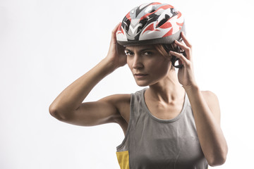 Obraz na płótnie Canvas ragazza vestita da Ciclista con casco guarda seria in camera