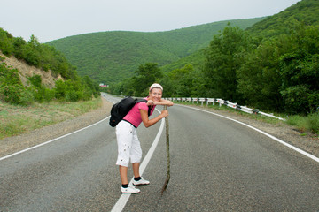 девушка на асфальтированной дорог