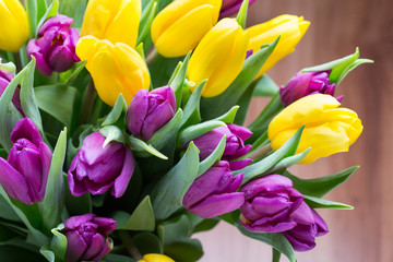 Obraz premium Purple and yellow tulip bouquet. More tulip on the grey backgrou