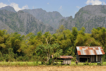 Fototapeta na wymiar the beautiful landscape of vang vieng in laos