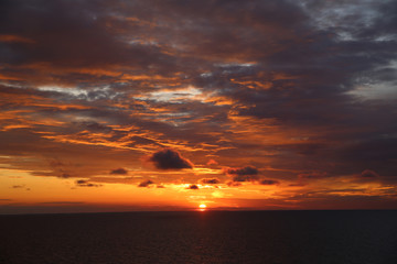 Fototapeta na wymiar Sonnenuntergang über dem Meer. Norwegen