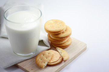crackers cheese with milk between-meal edible
