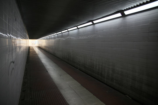 Paso Subterr&aacute;neo mal iluminado en la ciudad