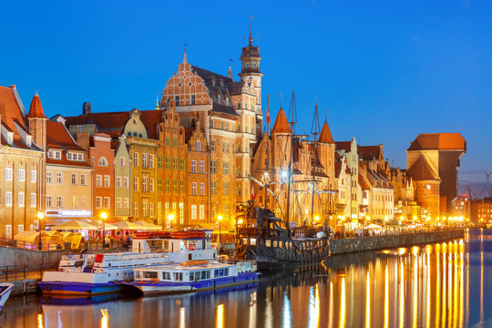 Fototapeta Tourist ships, Mariacka Gate and Zuraw in old town of Gdansk, Dlugie Pobrzeze and Motlawa River at night, Poland