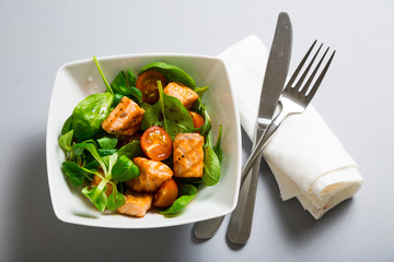Salad with fresh spinach and grilled salmon