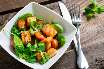 Salad with fresh spinach and grilled salmon