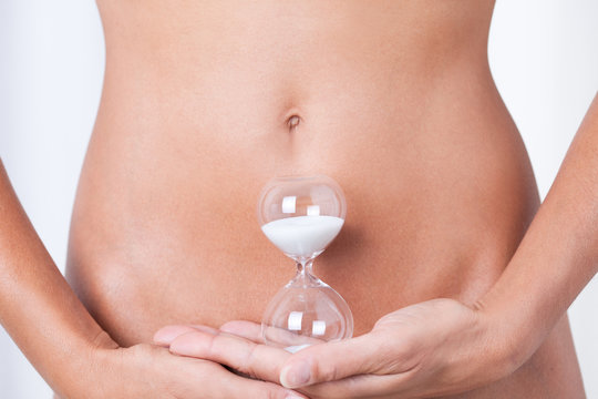 ventre de femme avec un sablier
