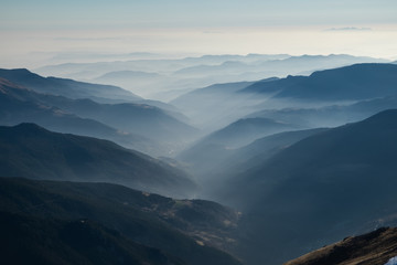 montañas y nubes