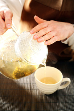 Kwitnąca herbata zaparzana w szklanym dzbanku.