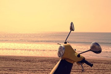 scooter in front of the beach © Smyl