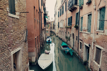 Fototapeta na wymiar Caanal in Venice (Venezia)