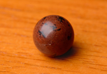 braune Steinkugel