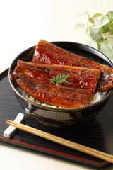 うな丼　Bowl of rice topped with broiled eel
