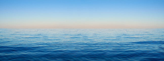 Panorama van zeegolven op de achtergrond van de dageraad