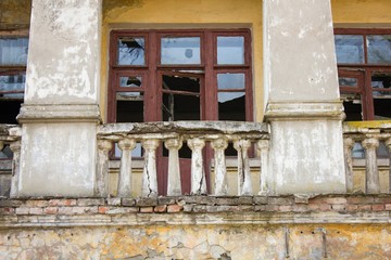 Fototapeta na wymiar abandoned building with broken windows 