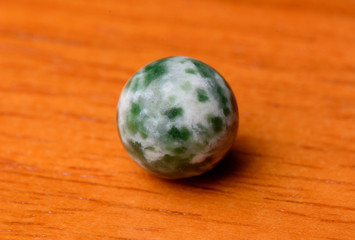 grün-weiße Steinkugel