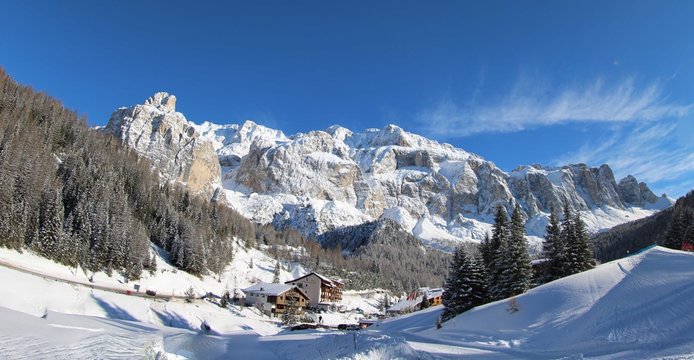 Winterlandschaft mit der Sellagruppe in den Dolomiten, Plan de Gralba, Wolkenstein