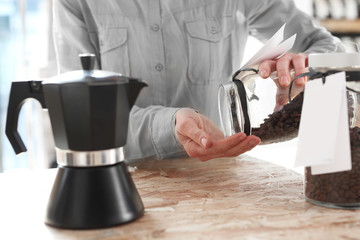 Czajniczek do parzenia kawy.Kawiarnia , barista wybiera gatunek kawy do zaparzenia w kawiarce...