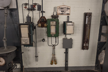 Messinstrumente in einem alten Kraftwerk