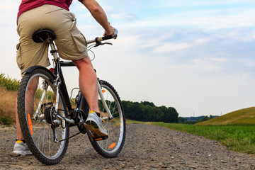 Fototapeta na wymiar Mann fährt auf einem Mountainbike
