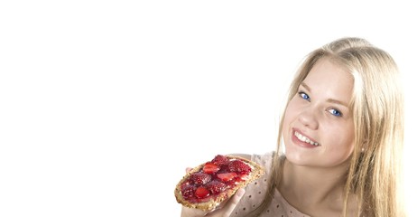 Blonde Jugendliche mit stechend blauen Augen mit Erdbeeren