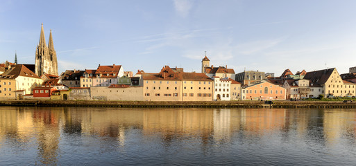 Fototapeta premium Altstadt von Regensburg in Bayern mit Dom