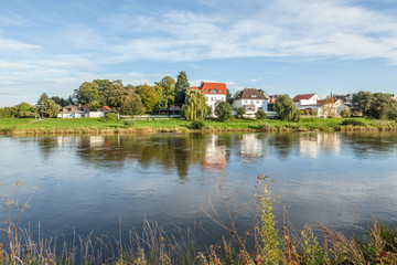 Fototapeta na wymiar Wohnen am Fluss