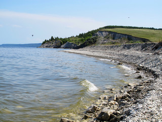 Obraz premium Steep rocky river bank against a blue sky