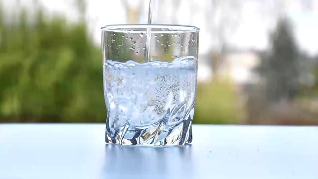 L&rsquo;eau min&eacute;rale vers&eacute;e dans un verre