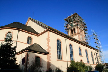 Kirche mit Baugerüst bei Renovierungsarbeiten