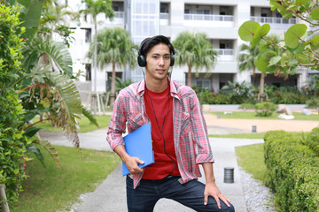 ヘッドフォンをする男性