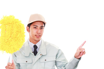 指示する笑顔の清掃員