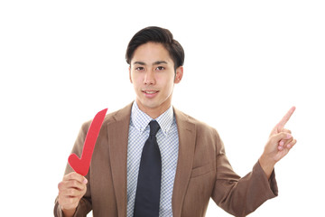 チェックマークを持つ男性