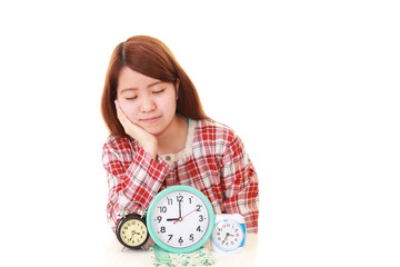 パジャマを着て寛ぐ女性
