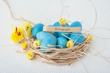 Wielkanoc, pisanki wielkanocne, gniazdo i kurczaki © npls
