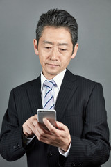 携帯電話を使うビジネスマン