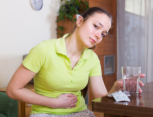 Obraz premium Female suffering of disordered stomach