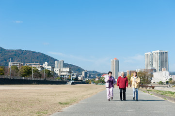 仲良くウォーキングをしている高齢者女性