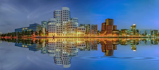 Foto op Plexiglas Poort Medienhafen Düsseldorf avond water reflectie panorama