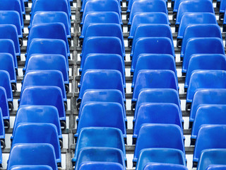 Naklejka premium Tribüne mit blauen Stühlen