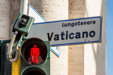 Fototapeta premium Vatikan Strassenschild und Ampel