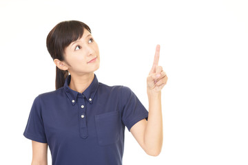 指示する笑顔の女性