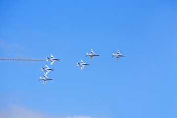 Obraz premium SAITAMA, JAPAN - NOVEMBER 3, 2014: Japanese Air Self-Defense Force holds their annual airshow at their Iruma airbase. They have a demonstration flight by an aerobatic team called Blue Impulse.