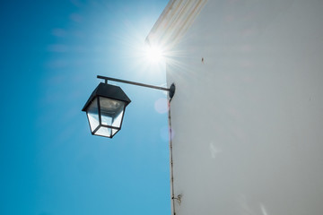 Hausecke mit Lampe und Sonne