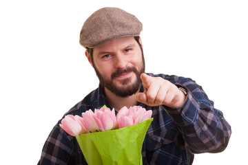 Mann schenkt Blumen